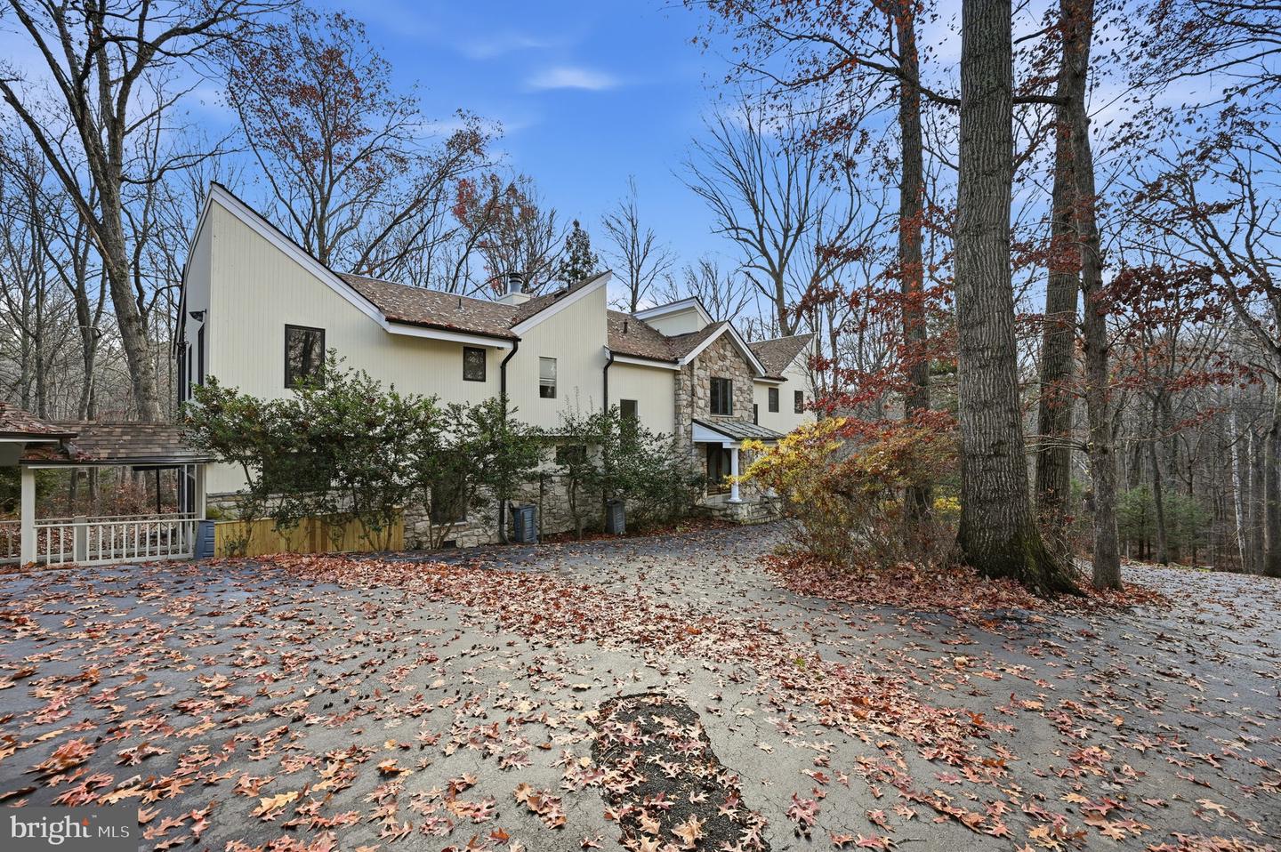 10701 SYCAMORE SPRINGS LN, GREAT FALLS, Virginia 22066, 6 Bedrooms Bedrooms, ,4 BathroomsBathrooms,Residential,For sale,10701 SYCAMORE SPRINGS LN,VAFX2279598 MLS # VAFX2279598