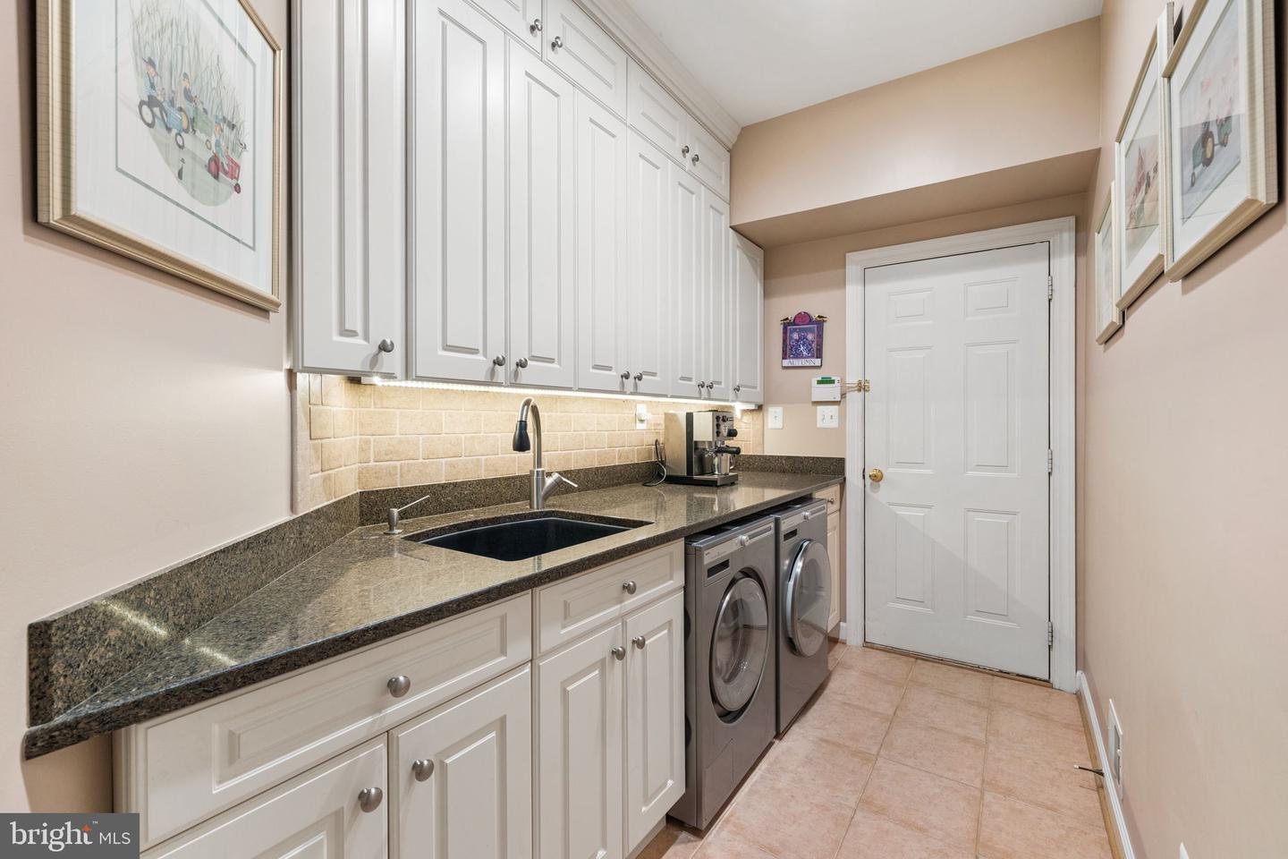 10121 RATCLIFFE MANOR DR, FAIRFAX, Virginia 22030, 6 Bedrooms Bedrooms, ,5 BathroomsBathrooms,Residential,For sale,10121 RATCLIFFE MANOR DR,VAFC2007372 MLS # VAFC2007372