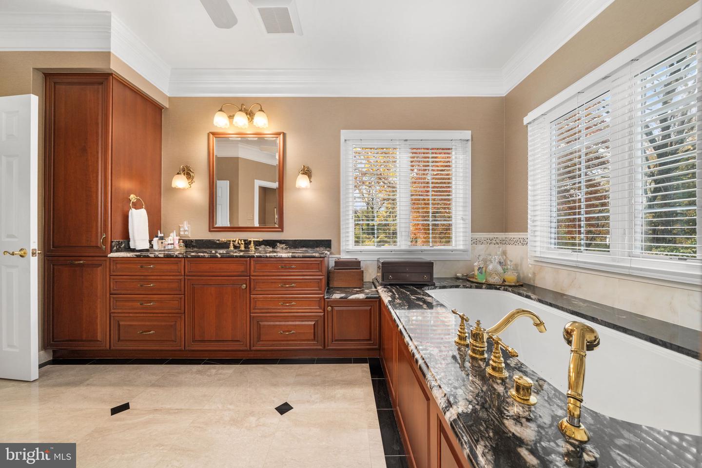 10121 RATCLIFFE MANOR DR, FAIRFAX, Virginia 22030, 6 Bedrooms Bedrooms, ,5 BathroomsBathrooms,Residential,For sale,10121 RATCLIFFE MANOR DR,VAFC2007372 MLS # VAFC2007372