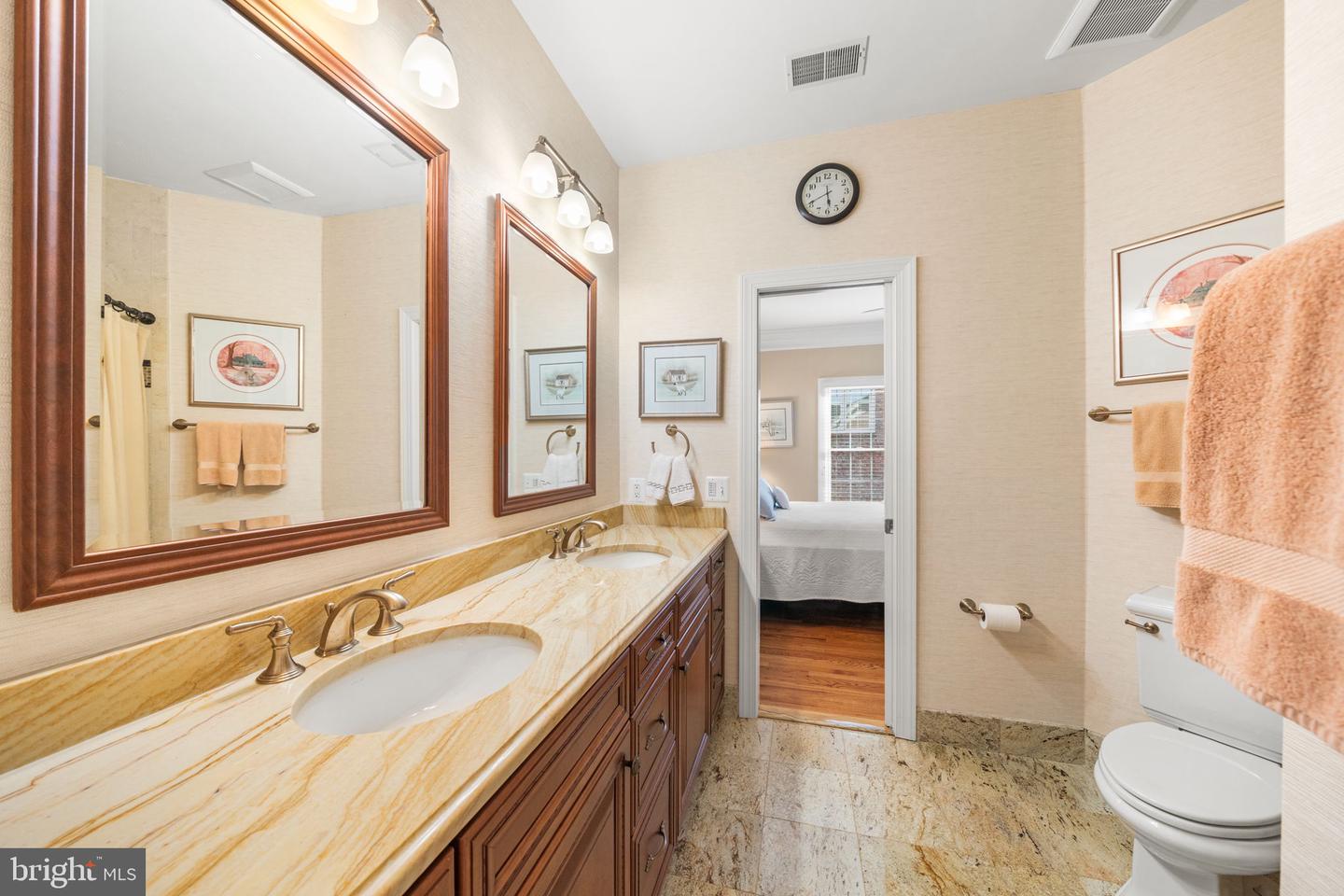 10121 RATCLIFFE MANOR DR, FAIRFAX, Virginia 22030, 6 Bedrooms Bedrooms, ,5 BathroomsBathrooms,Residential,For sale,10121 RATCLIFFE MANOR DR,VAFC2007372 MLS # VAFC2007372