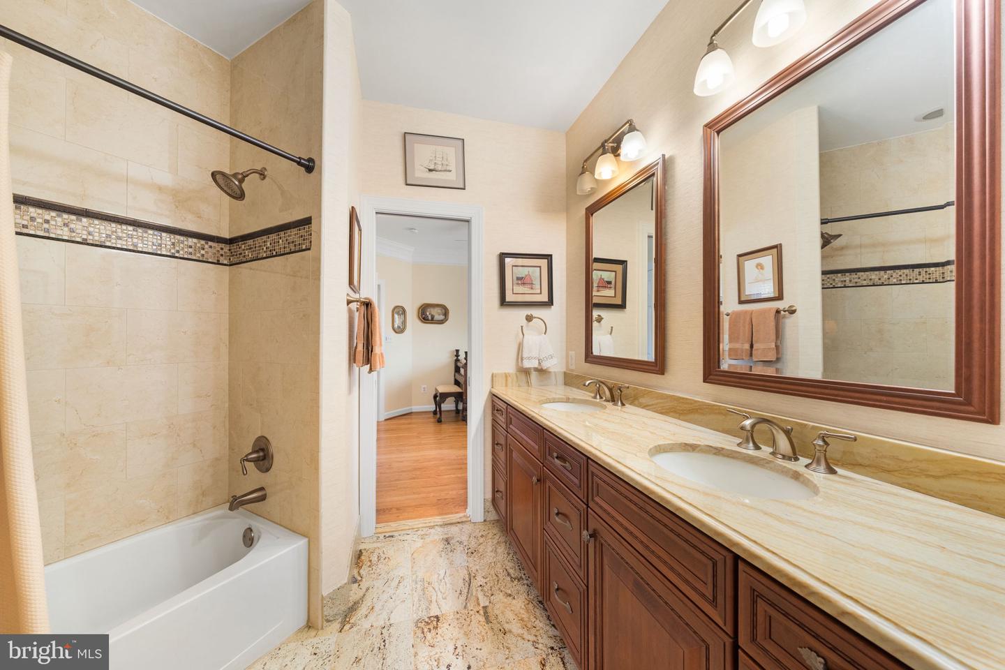 10121 RATCLIFFE MANOR DR, FAIRFAX, Virginia 22030, 6 Bedrooms Bedrooms, ,5 BathroomsBathrooms,Residential,For sale,10121 RATCLIFFE MANOR DR,VAFC2007372 MLS # VAFC2007372