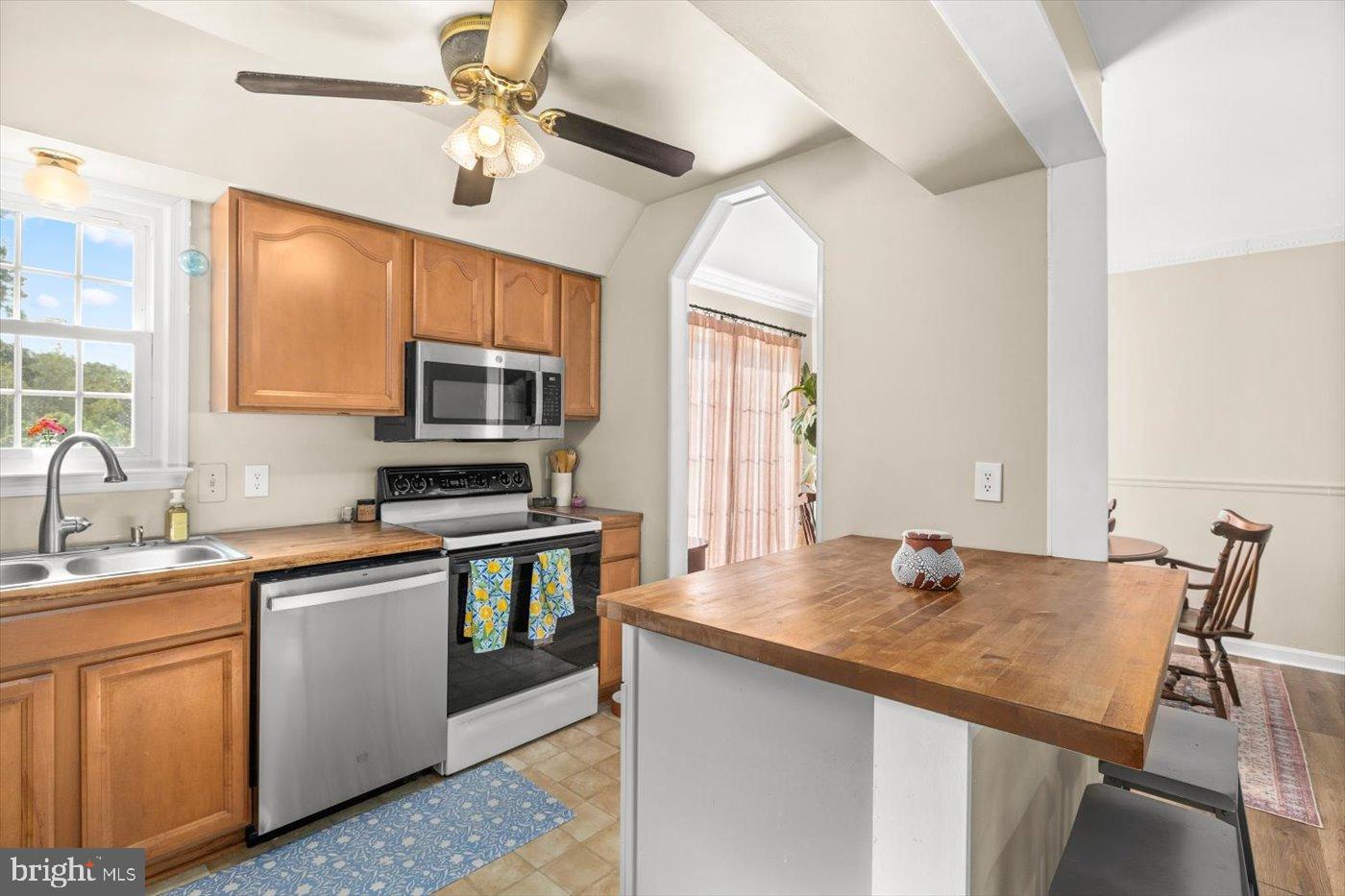 621 HOLLY CORNER RD, FREDERICKSBURG, Virginia 22406, 3 Bedrooms Bedrooms, 5 Rooms Rooms,2 BathroomsBathrooms,Residential,For sale,621 HOLLY CORNER RD,VAST2043240 MLS # VAST2043240