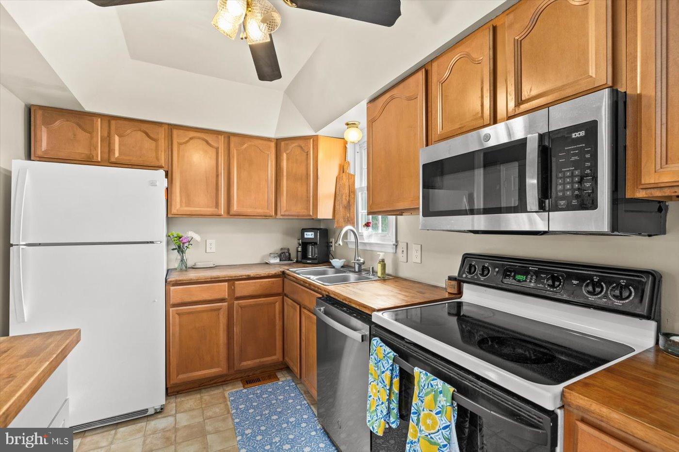 621 HOLLY CORNER RD, FREDERICKSBURG, Virginia 22406, 3 Bedrooms Bedrooms, 5 Rooms Rooms,2 BathroomsBathrooms,Residential,For sale,621 HOLLY CORNER RD,VAST2043240 MLS # VAST2043240