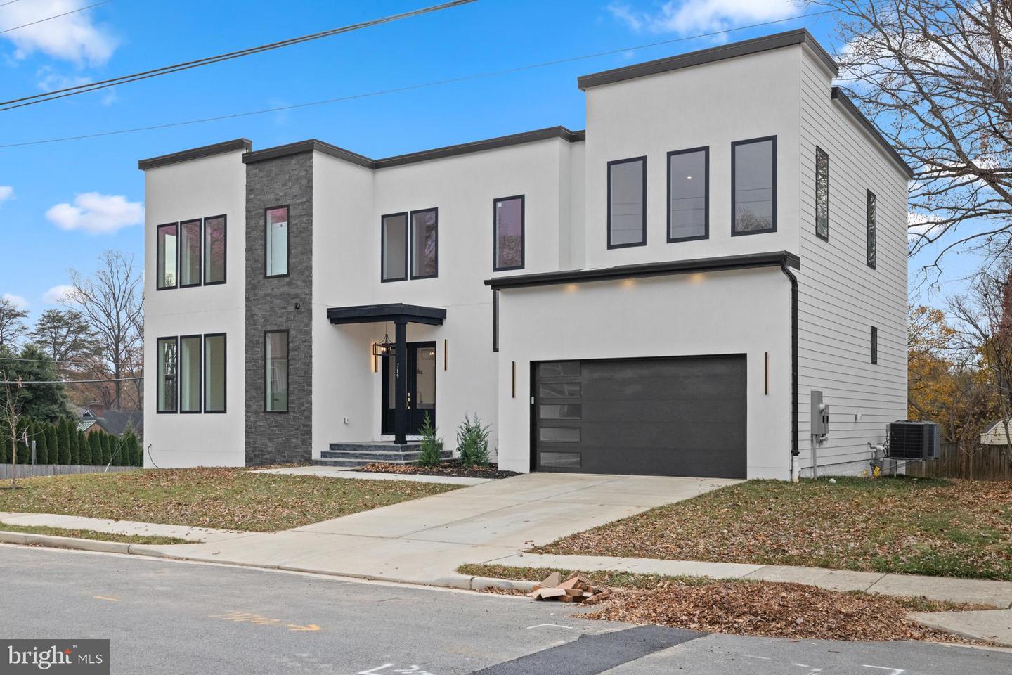 719 MEADOW LN SW, VIENNA, Virginia 22180, 6 Bedrooms Bedrooms, ,6 BathroomsBathrooms,Residential,For sale,719 MEADOW LN SW,VAFX2280146 MLS # VAFX2280146