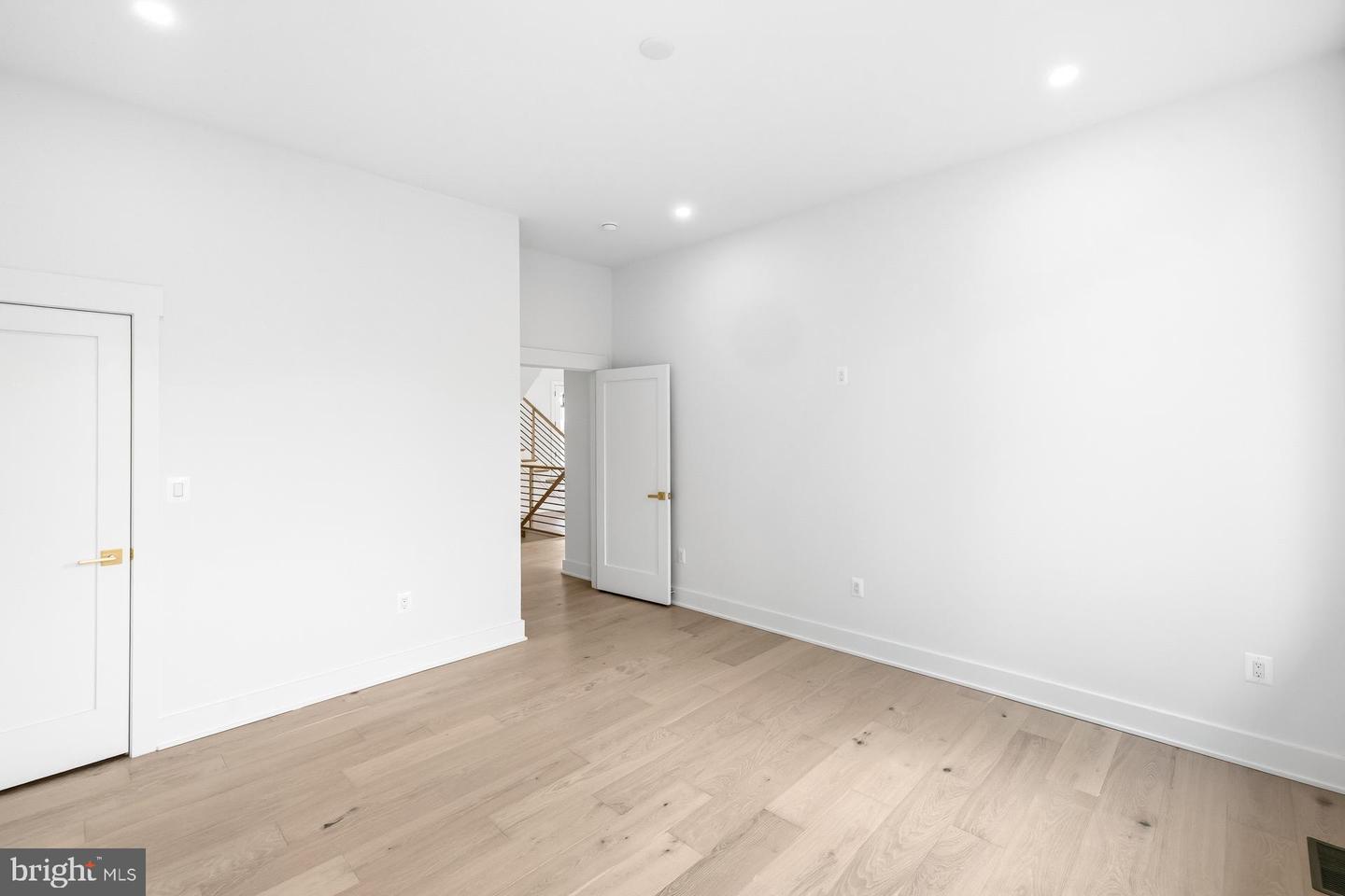 719 MEADOW LN SW, VIENNA, Virginia 22180, 6 Bedrooms Bedrooms, ,6 BathroomsBathrooms,Residential,For sale,719 MEADOW LN SW,VAFX2280146 MLS # VAFX2280146