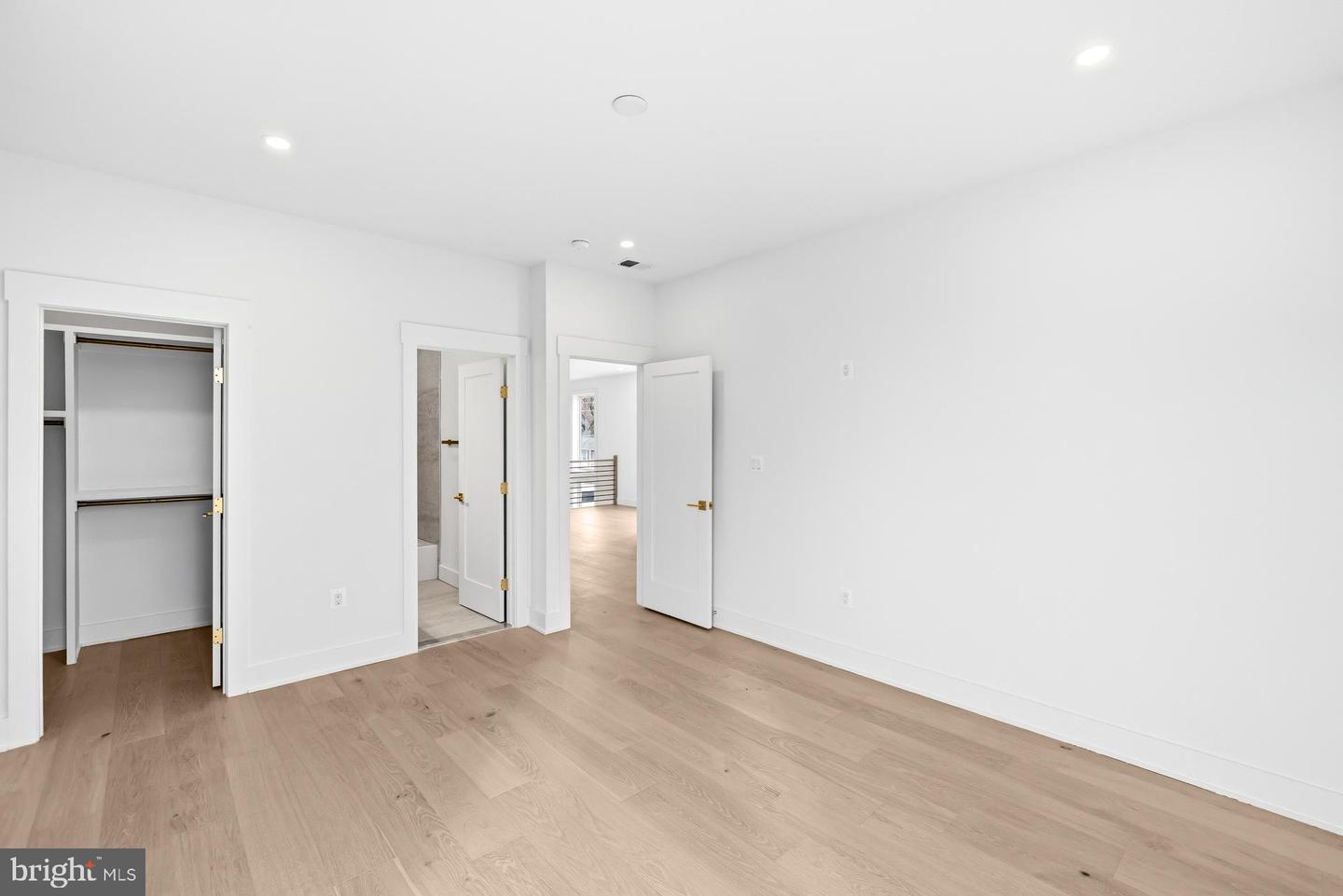 719 MEADOW LN SW, VIENNA, Virginia 22180, 6 Bedrooms Bedrooms, ,6 BathroomsBathrooms,Residential,For sale,719 MEADOW LN SW,VAFX2280146 MLS # VAFX2280146