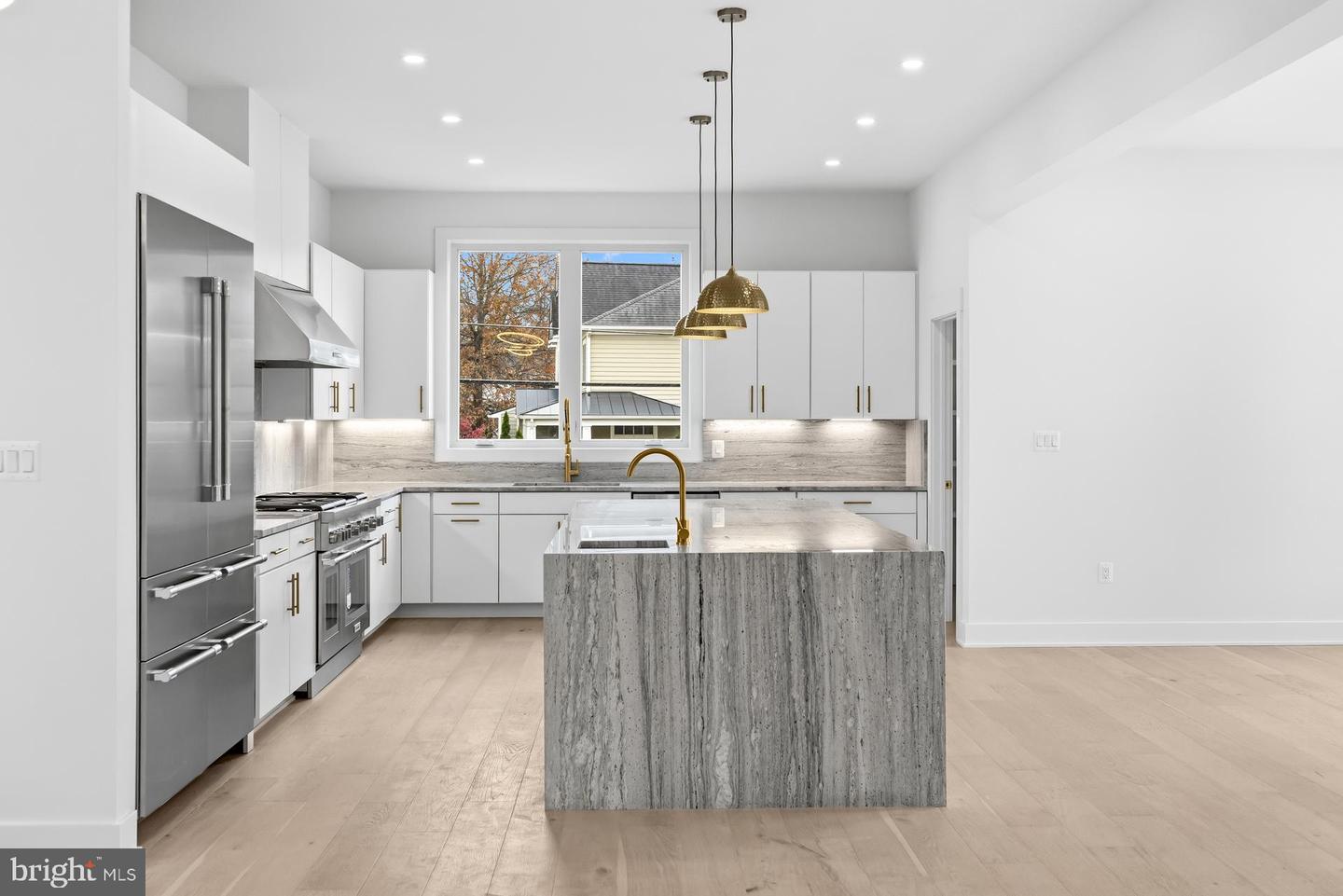 719 MEADOW LN SW, VIENNA, Virginia 22180, 6 Bedrooms Bedrooms, ,6 BathroomsBathrooms,Residential,For sale,719 MEADOW LN SW,VAFX2280146 MLS # VAFX2280146