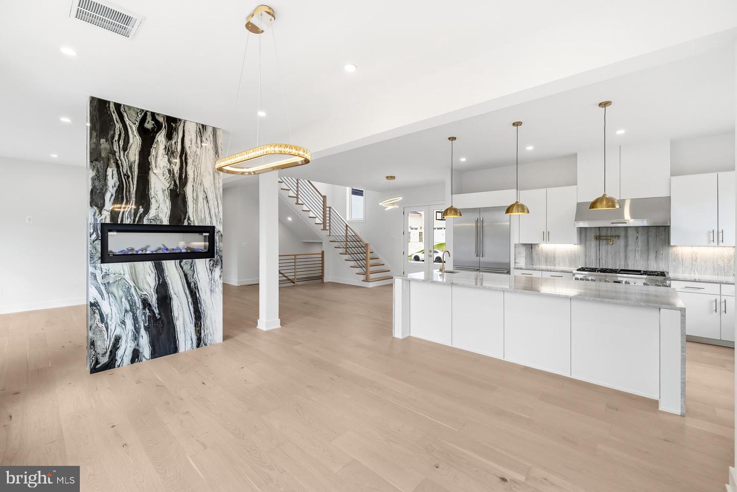 719 MEADOW LN SW, VIENNA, Virginia 22180, 6 Bedrooms Bedrooms, ,6 BathroomsBathrooms,Residential,For sale,719 MEADOW LN SW,VAFX2280146 MLS # VAFX2280146