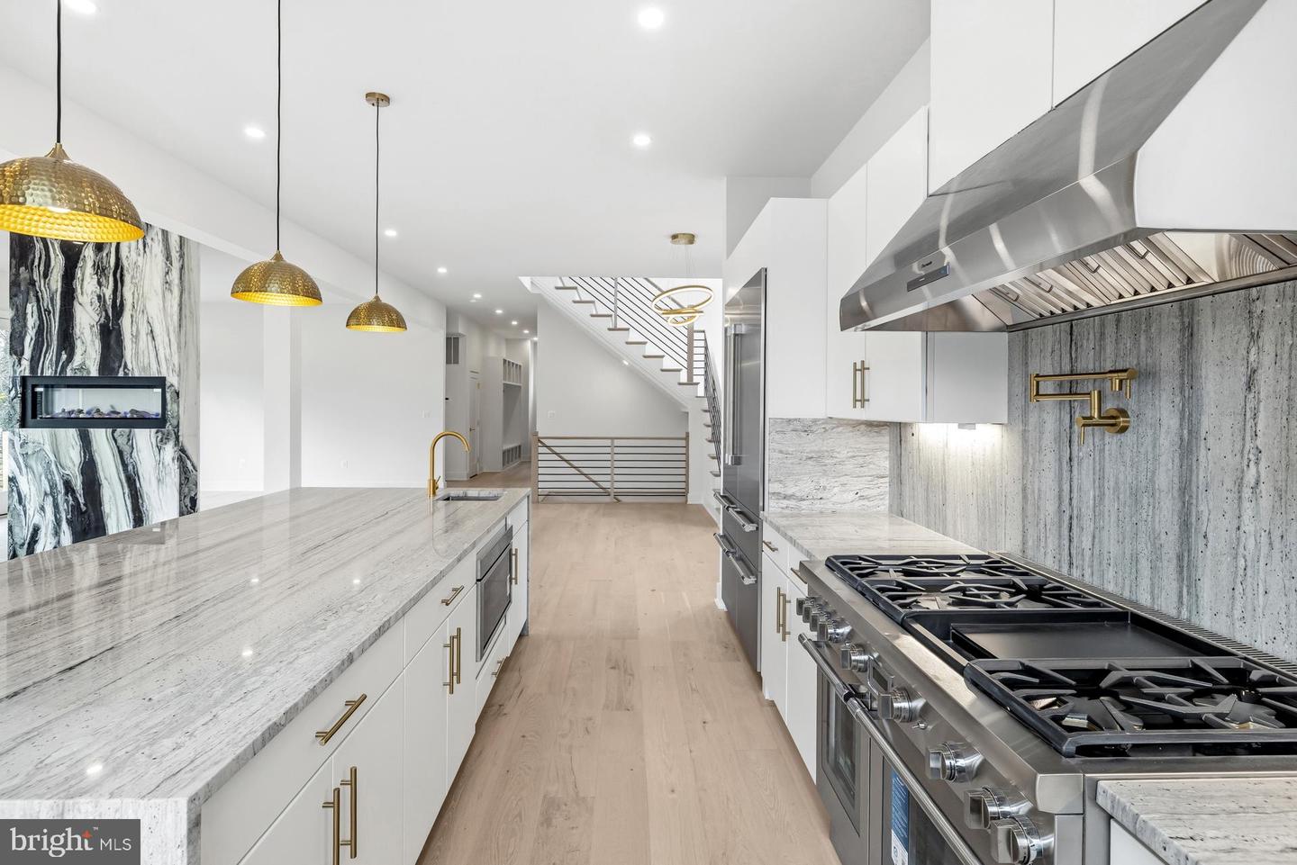 719 MEADOW LN SW, VIENNA, Virginia 22180, 6 Bedrooms Bedrooms, ,6 BathroomsBathrooms,Residential,For sale,719 MEADOW LN SW,VAFX2280146 MLS # VAFX2280146