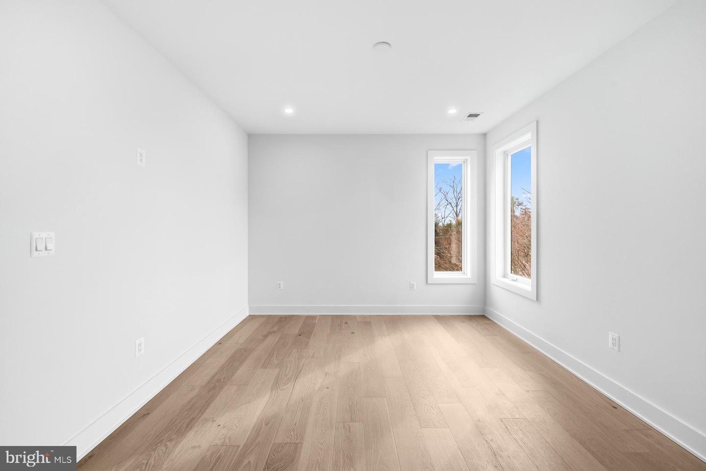 719 MEADOW LN SW, VIENNA, Virginia 22180, 6 Bedrooms Bedrooms, ,6 BathroomsBathrooms,Residential,For sale,719 MEADOW LN SW,VAFX2280146 MLS # VAFX2280146