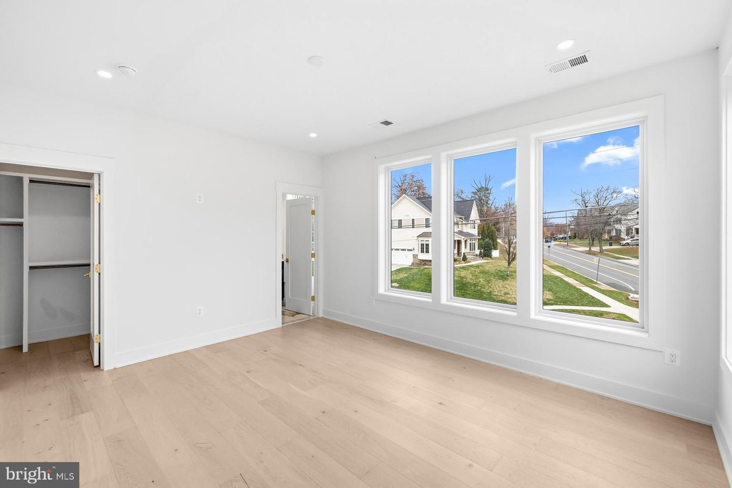 719 MEADOW LN SW, VIENNA, Virginia 22180, 6 Bedrooms Bedrooms, ,6 BathroomsBathrooms,Residential,For sale,719 MEADOW LN SW,VAFX2280146 MLS # VAFX2280146