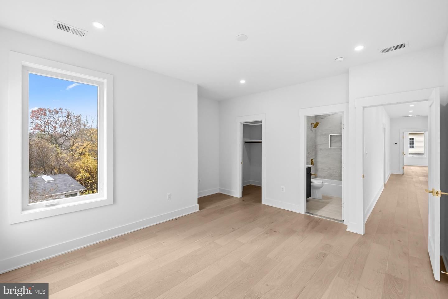 719 MEADOW LN SW, VIENNA, Virginia 22180, 6 Bedrooms Bedrooms, ,6 BathroomsBathrooms,Residential,For sale,719 MEADOW LN SW,VAFX2280146 MLS # VAFX2280146