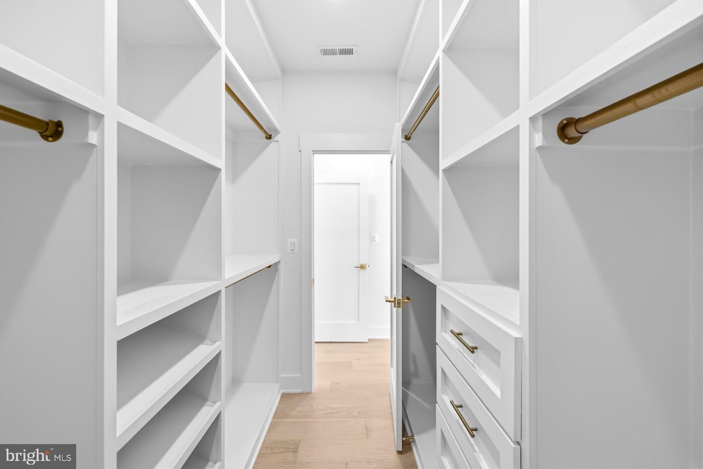 719 MEADOW LN SW, VIENNA, Virginia 22180, 6 Bedrooms Bedrooms, ,6 BathroomsBathrooms,Residential,For sale,719 MEADOW LN SW,VAFX2280146 MLS # VAFX2280146