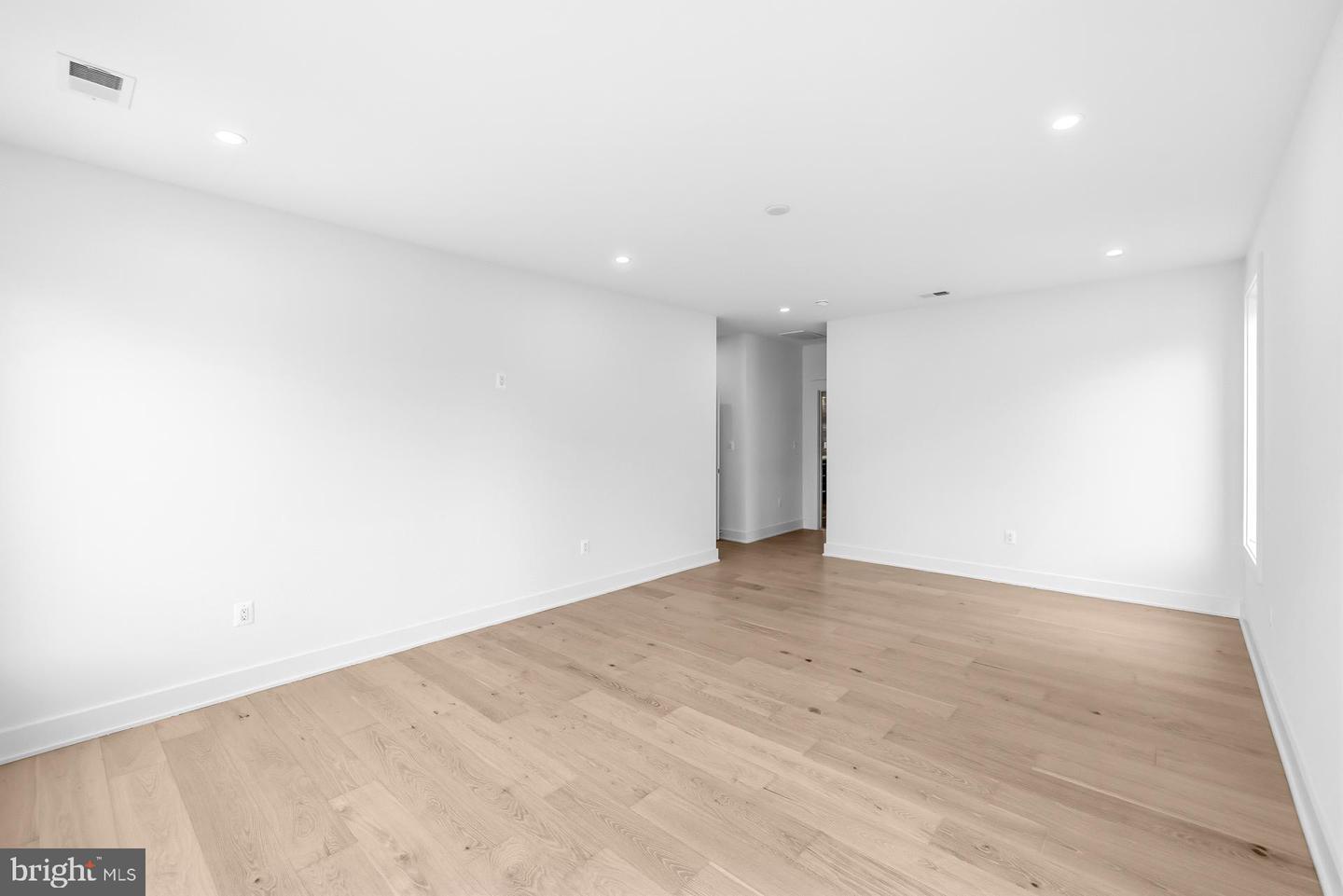 719 MEADOW LN SW, VIENNA, Virginia 22180, 6 Bedrooms Bedrooms, ,6 BathroomsBathrooms,Residential,For sale,719 MEADOW LN SW,VAFX2280146 MLS # VAFX2280146