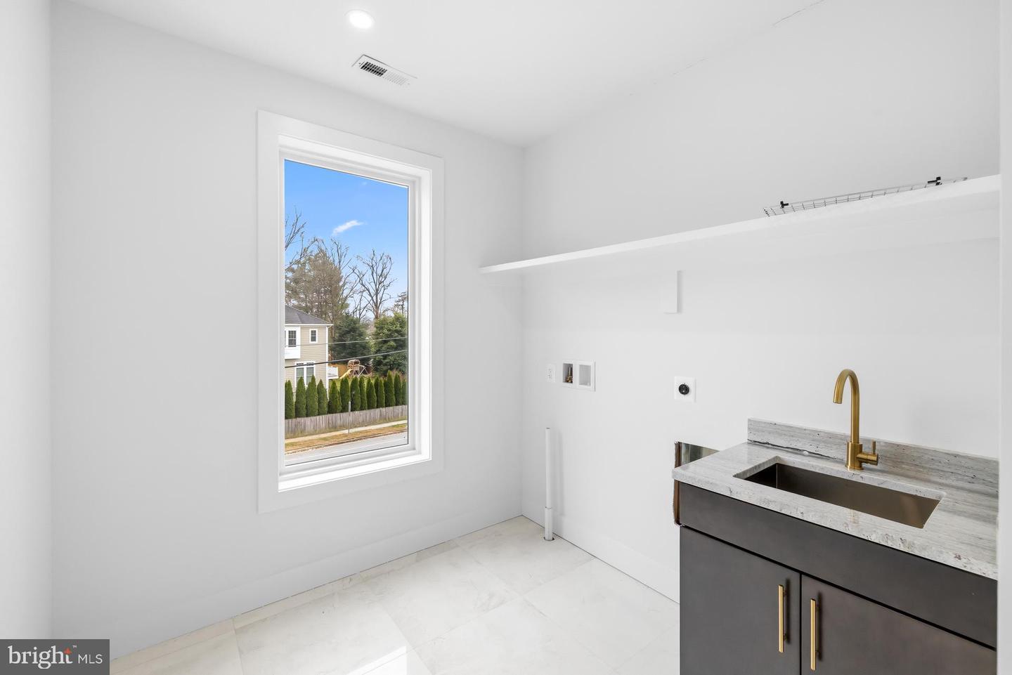 719 MEADOW LN SW, VIENNA, Virginia 22180, 6 Bedrooms Bedrooms, ,6 BathroomsBathrooms,Residential,For sale,719 MEADOW LN SW,VAFX2280146 MLS # VAFX2280146