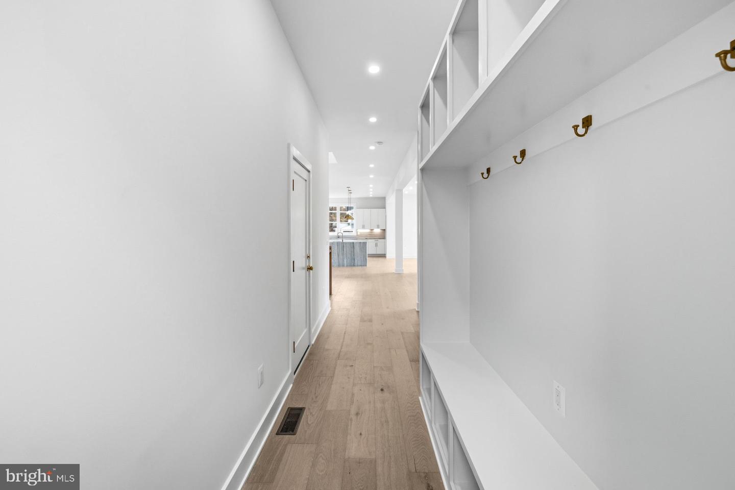 719 MEADOW LN SW, VIENNA, Virginia 22180, 6 Bedrooms Bedrooms, ,6 BathroomsBathrooms,Residential,For sale,719 MEADOW LN SW,VAFX2280146 MLS # VAFX2280146