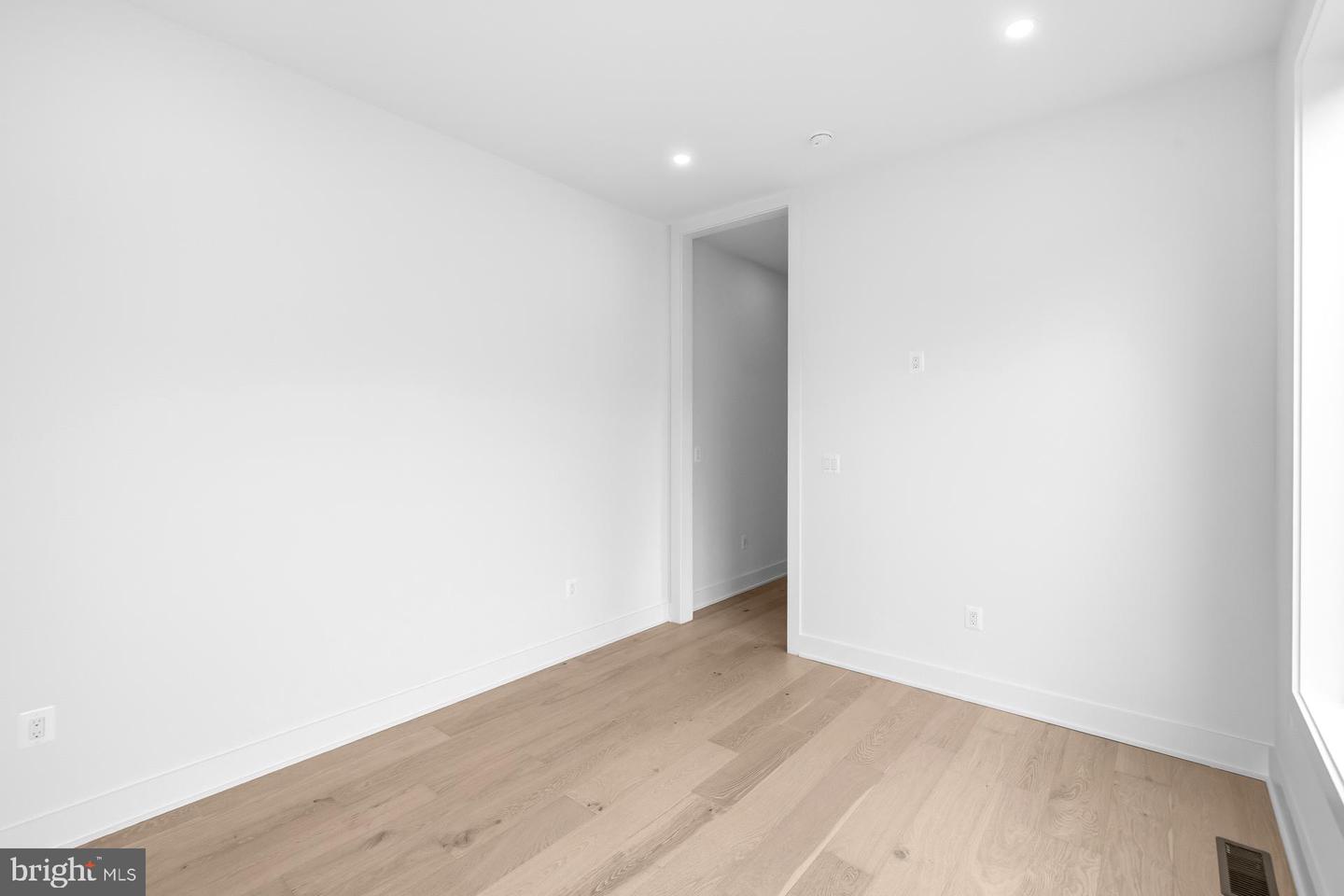 719 MEADOW LN SW, VIENNA, Virginia 22180, 6 Bedrooms Bedrooms, ,6 BathroomsBathrooms,Residential,For sale,719 MEADOW LN SW,VAFX2280146 MLS # VAFX2280146