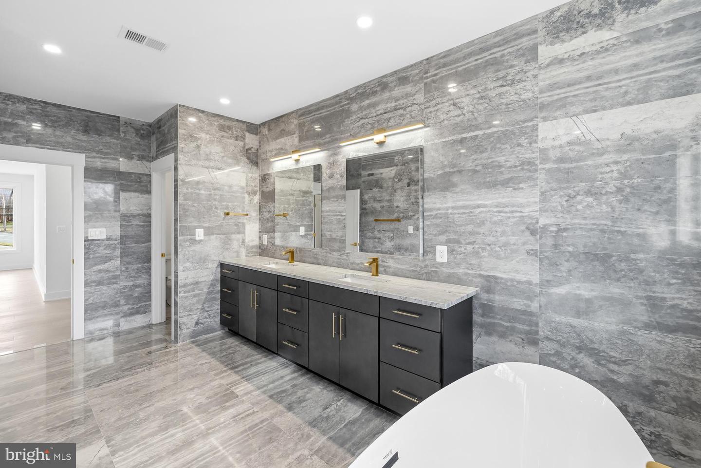 719 MEADOW LN SW, VIENNA, Virginia 22180, 6 Bedrooms Bedrooms, ,6 BathroomsBathrooms,Residential,For sale,719 MEADOW LN SW,VAFX2280146 MLS # VAFX2280146