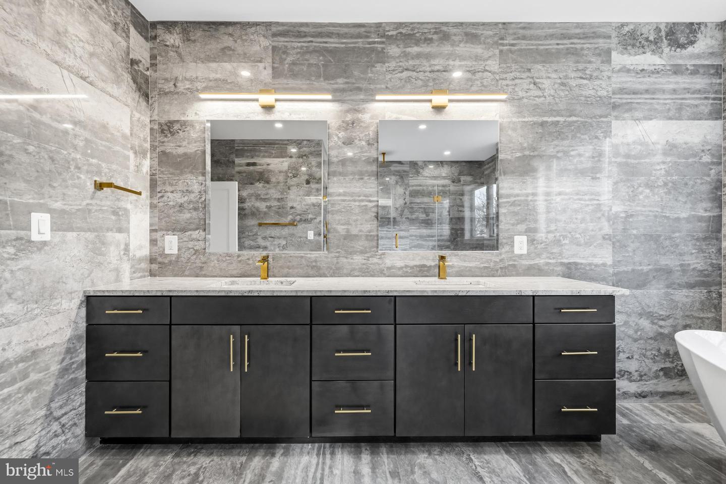 719 MEADOW LN SW, VIENNA, Virginia 22180, 6 Bedrooms Bedrooms, ,6 BathroomsBathrooms,Residential,For sale,719 MEADOW LN SW,VAFX2280146 MLS # VAFX2280146