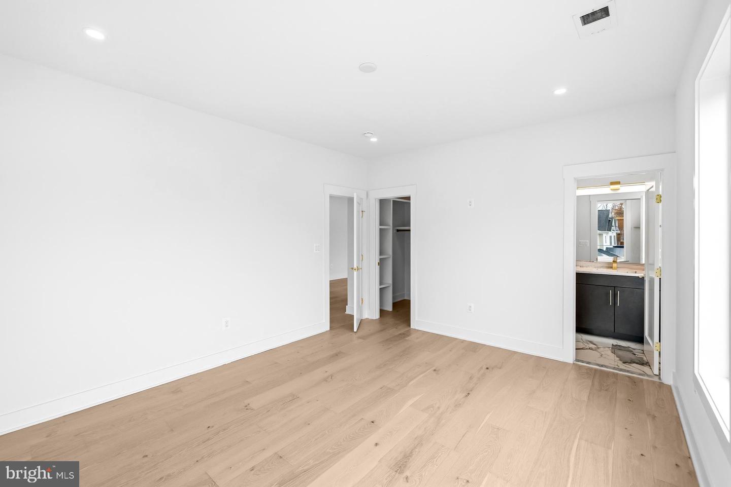 719 MEADOW LN SW, VIENNA, Virginia 22180, 6 Bedrooms Bedrooms, ,6 BathroomsBathrooms,Residential,For sale,719 MEADOW LN SW,VAFX2280146 MLS # VAFX2280146