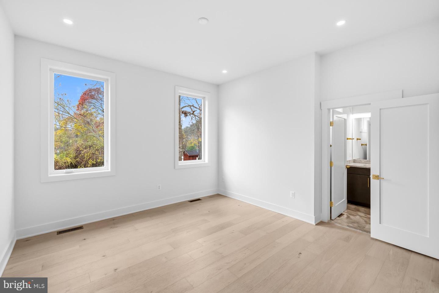 719 MEADOW LN SW, VIENNA, Virginia 22180, 6 Bedrooms Bedrooms, ,6 BathroomsBathrooms,Residential,For sale,719 MEADOW LN SW,VAFX2280146 MLS # VAFX2280146