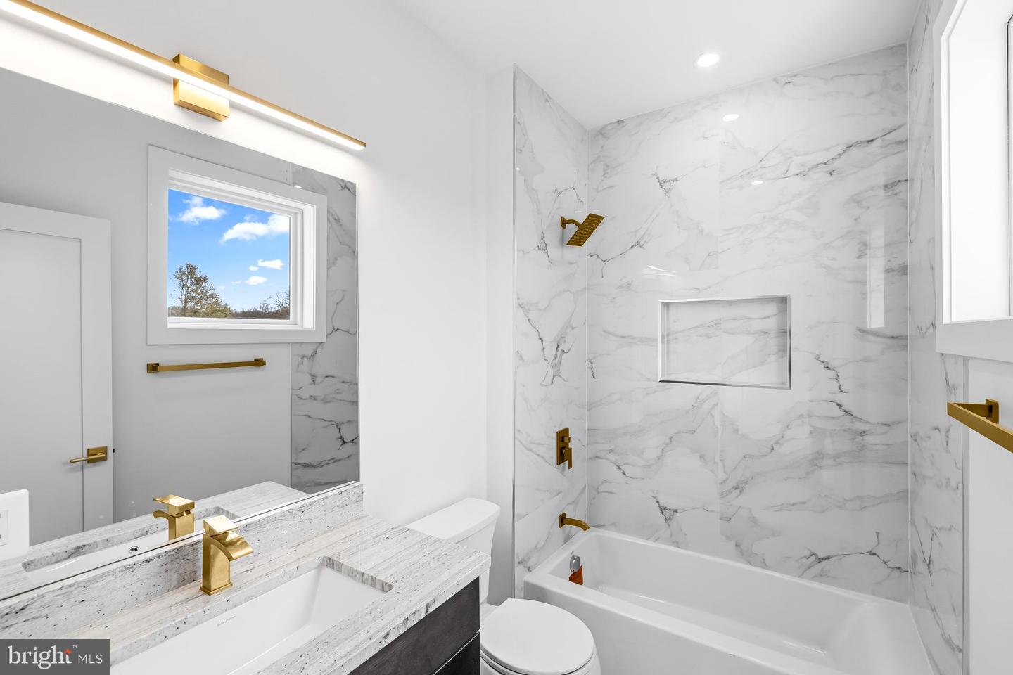 719 MEADOW LN SW, VIENNA, Virginia 22180, 6 Bedrooms Bedrooms, ,6 BathroomsBathrooms,Residential,For sale,719 MEADOW LN SW,VAFX2280146 MLS # VAFX2280146