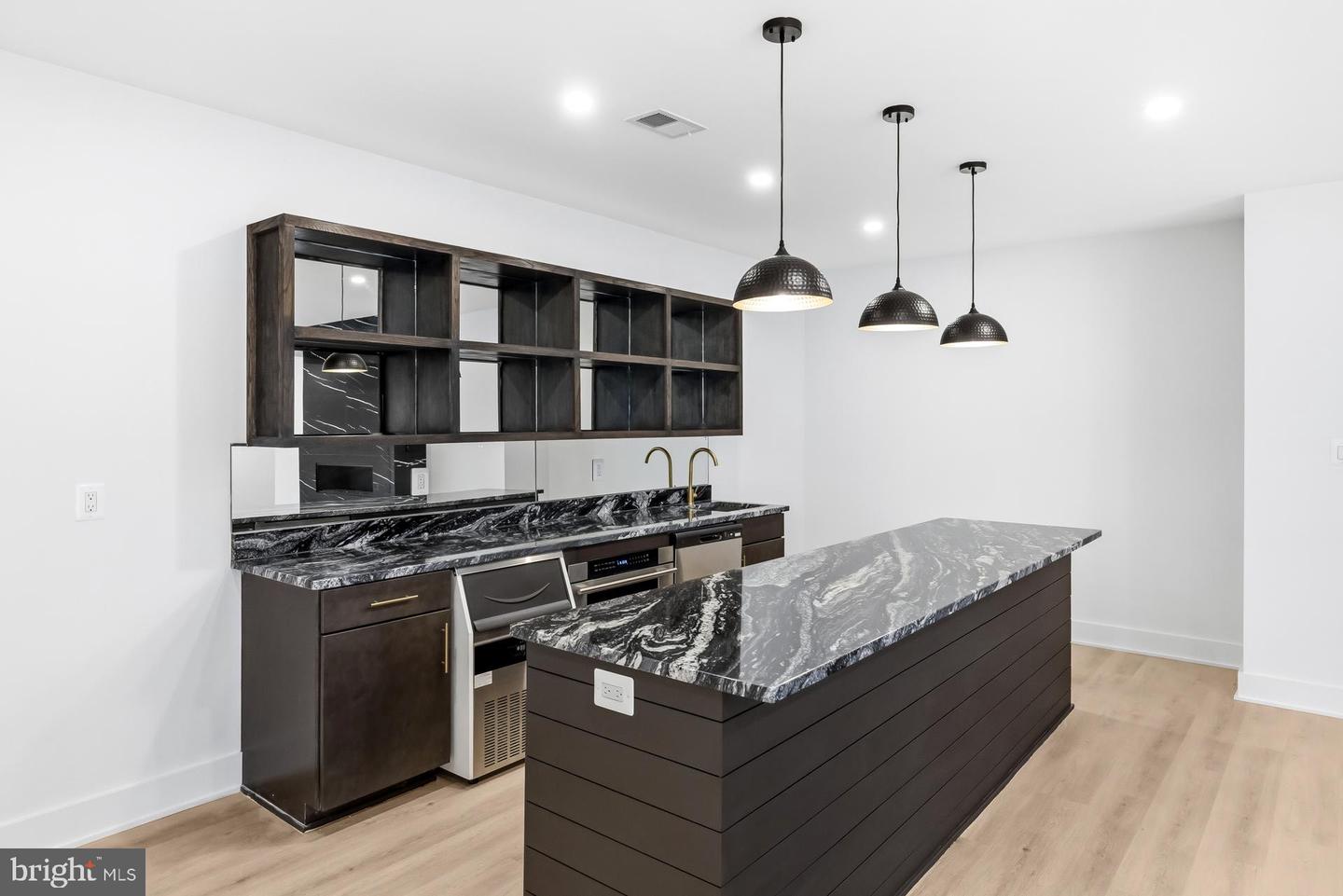 719 MEADOW LN SW, VIENNA, Virginia 22180, 6 Bedrooms Bedrooms, ,6 BathroomsBathrooms,Residential,For sale,719 MEADOW LN SW,VAFX2280146 MLS # VAFX2280146