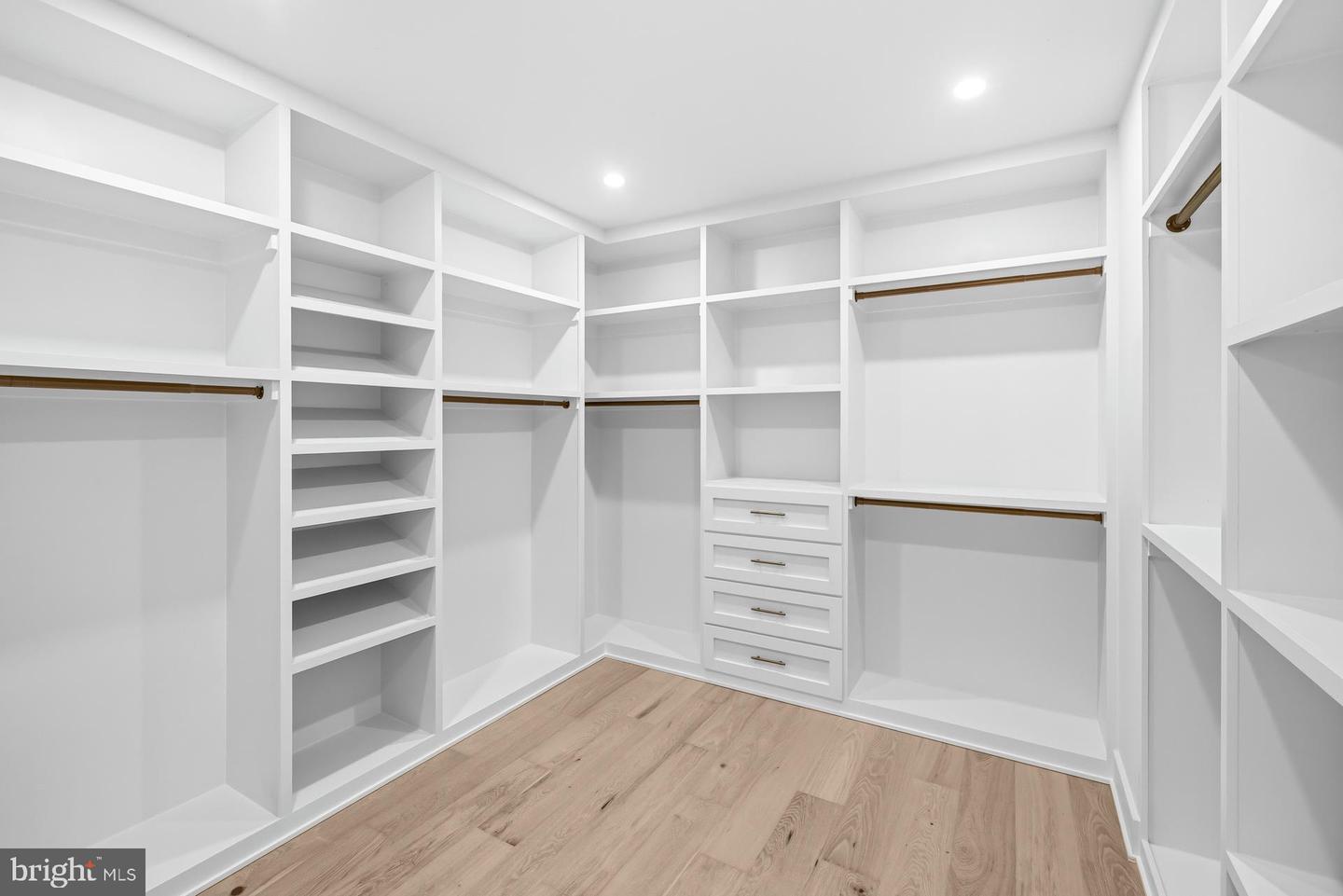 719 MEADOW LN SW, VIENNA, Virginia 22180, 6 Bedrooms Bedrooms, ,6 BathroomsBathrooms,Residential,For sale,719 MEADOW LN SW,VAFX2280146 MLS # VAFX2280146