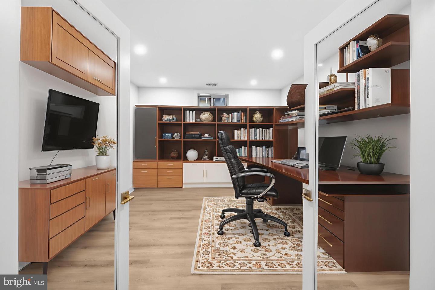 719 MEADOW LN SW, VIENNA, Virginia 22180, 6 Bedrooms Bedrooms, ,6 BathroomsBathrooms,Residential,For sale,719 MEADOW LN SW,VAFX2280146 MLS # VAFX2280146