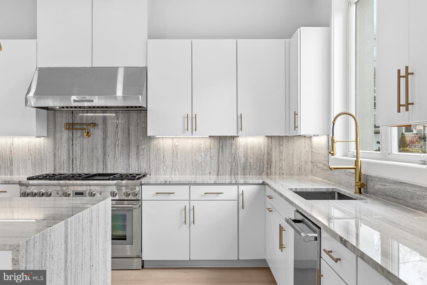 719 MEADOW LN SW, VIENNA, Virginia 22180, 6 Bedrooms Bedrooms, ,6 BathroomsBathrooms,Residential,For sale,719 MEADOW LN SW,VAFX2280146 MLS # VAFX2280146