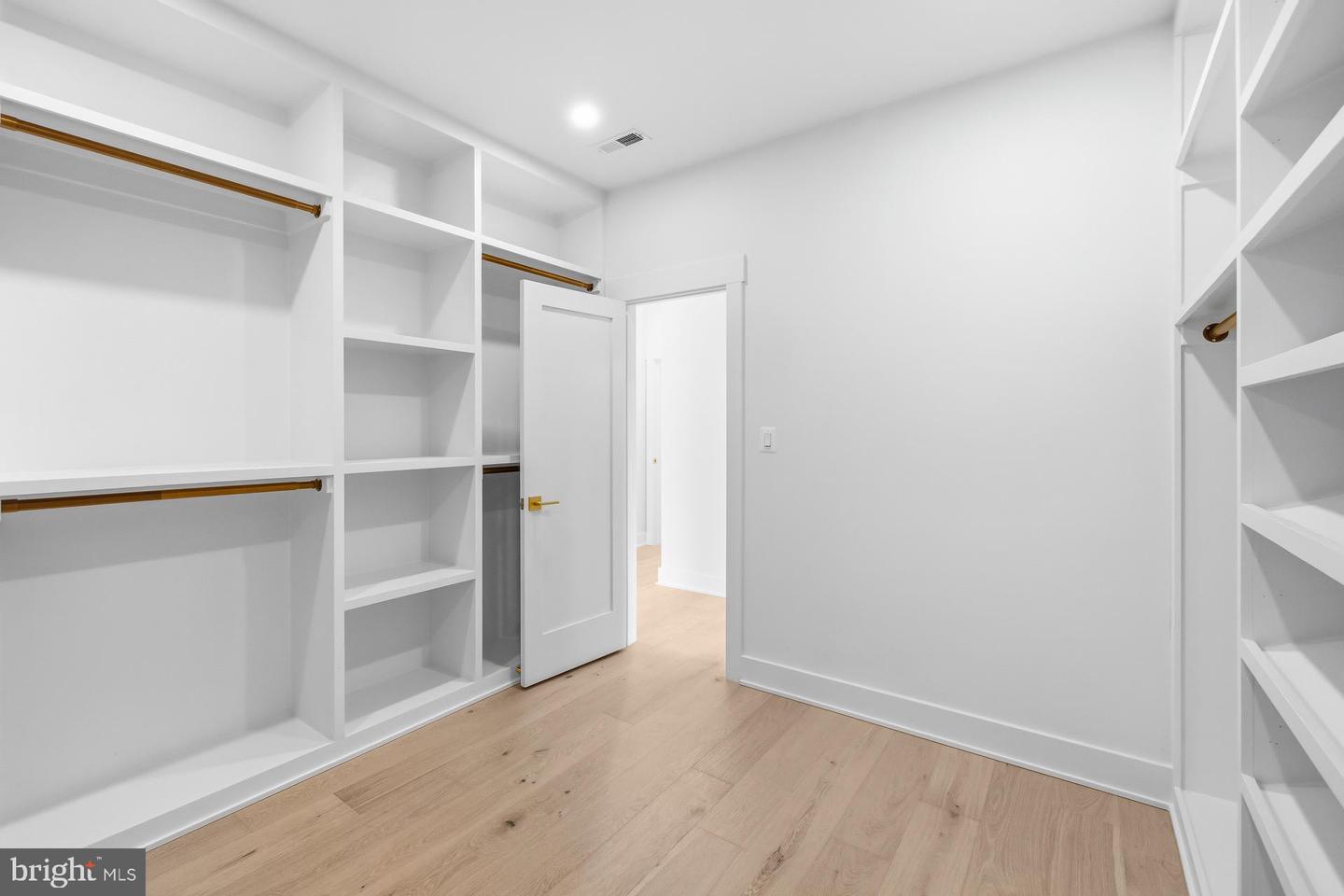 719 MEADOW LN SW, VIENNA, Virginia 22180, 6 Bedrooms Bedrooms, ,6 BathroomsBathrooms,Residential,For sale,719 MEADOW LN SW,VAFX2280146 MLS # VAFX2280146