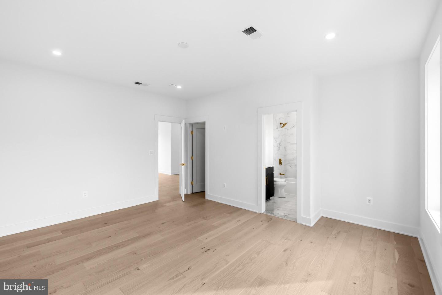 719 MEADOW LN SW, VIENNA, Virginia 22180, 6 Bedrooms Bedrooms, ,6 BathroomsBathrooms,Residential,For sale,719 MEADOW LN SW,VAFX2280146 MLS # VAFX2280146