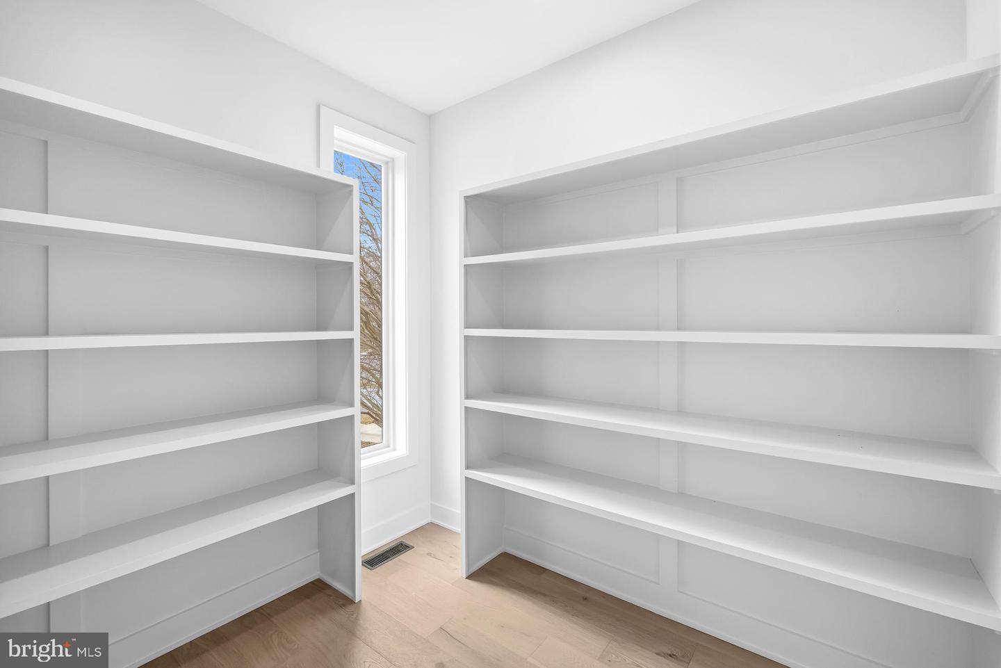 719 MEADOW LN SW, VIENNA, Virginia 22180, 6 Bedrooms Bedrooms, ,6 BathroomsBathrooms,Residential,For sale,719 MEADOW LN SW,VAFX2280146 MLS # VAFX2280146