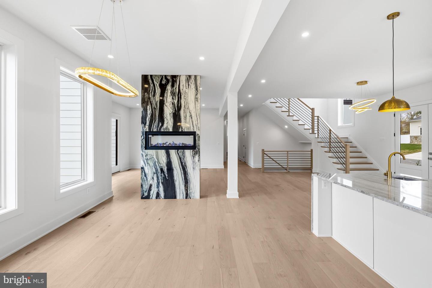 719 MEADOW LN SW, VIENNA, Virginia 22180, 6 Bedrooms Bedrooms, ,6 BathroomsBathrooms,Residential,For sale,719 MEADOW LN SW,VAFX2280146 MLS # VAFX2280146