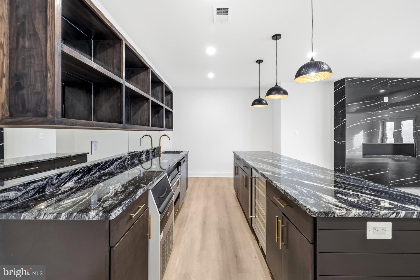 719 MEADOW LN SW, VIENNA, Virginia 22180, 6 Bedrooms Bedrooms, ,6 BathroomsBathrooms,Residential,For sale,719 MEADOW LN SW,VAFX2280146 MLS # VAFX2280146