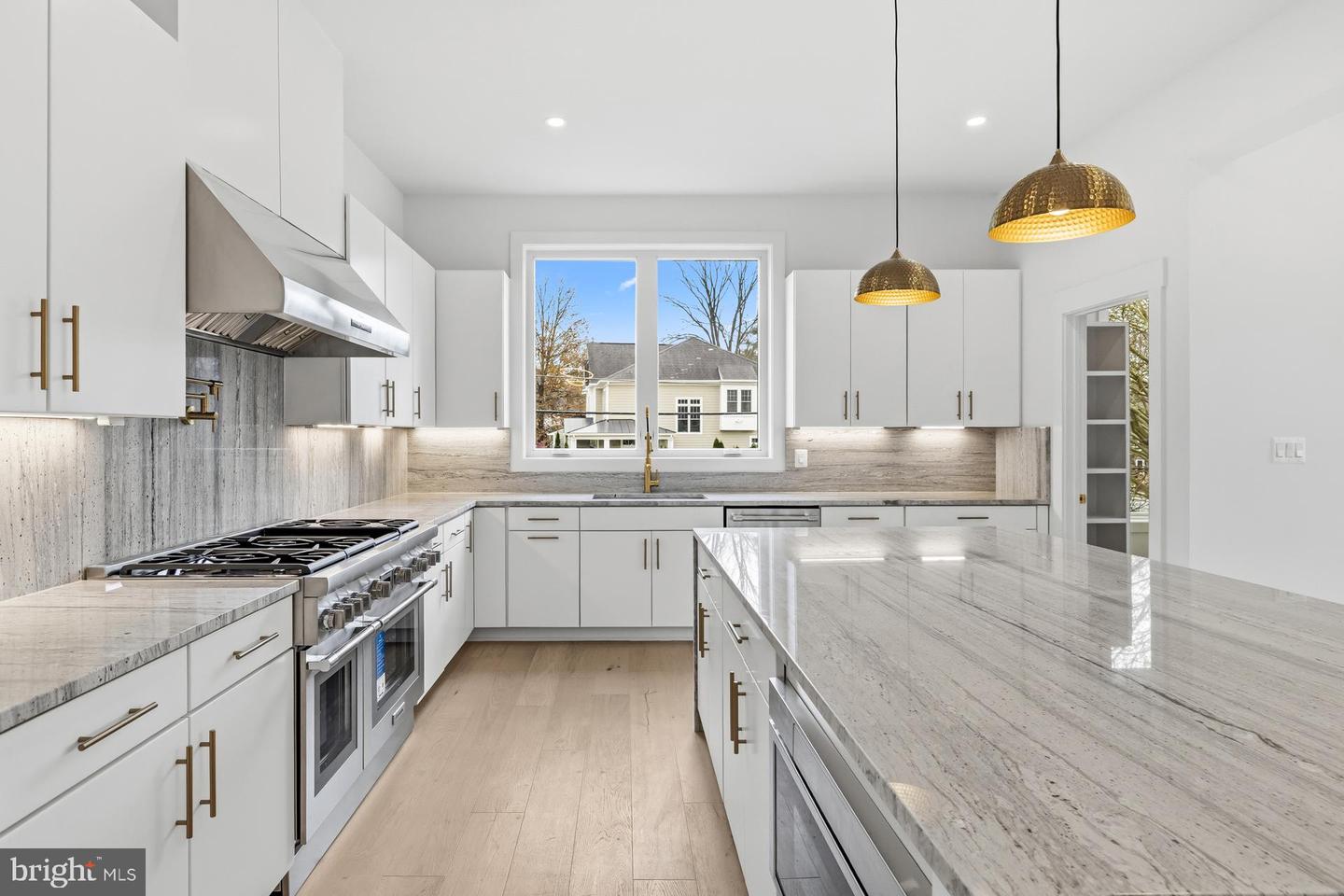 719 MEADOW LN SW, VIENNA, Virginia 22180, 6 Bedrooms Bedrooms, ,6 BathroomsBathrooms,Residential,For sale,719 MEADOW LN SW,VAFX2280146 MLS # VAFX2280146