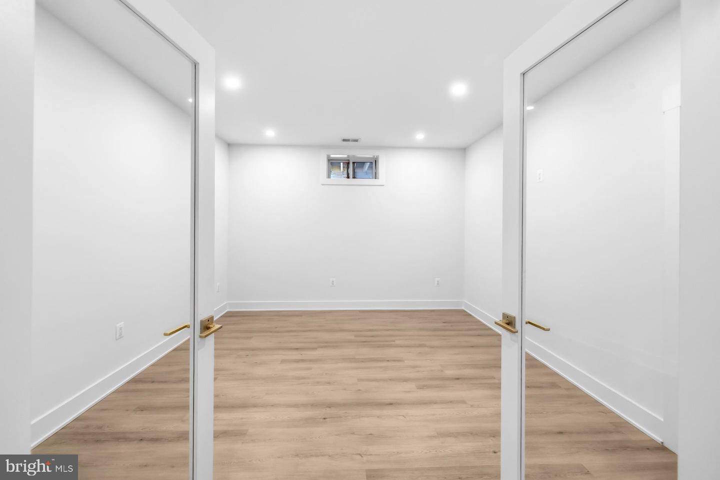 719 MEADOW LN SW, VIENNA, Virginia 22180, 6 Bedrooms Bedrooms, ,6 BathroomsBathrooms,Residential,For sale,719 MEADOW LN SW,VAFX2280146 MLS # VAFX2280146