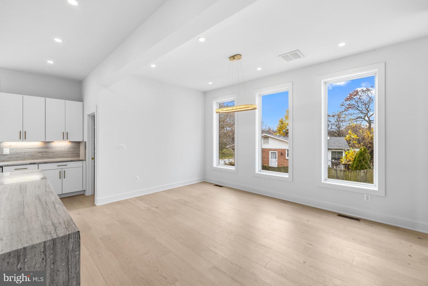 719 MEADOW LN SW, VIENNA, Virginia 22180, 6 Bedrooms Bedrooms, ,6 BathroomsBathrooms,Residential,For sale,719 MEADOW LN SW,VAFX2280146 MLS # VAFX2280146