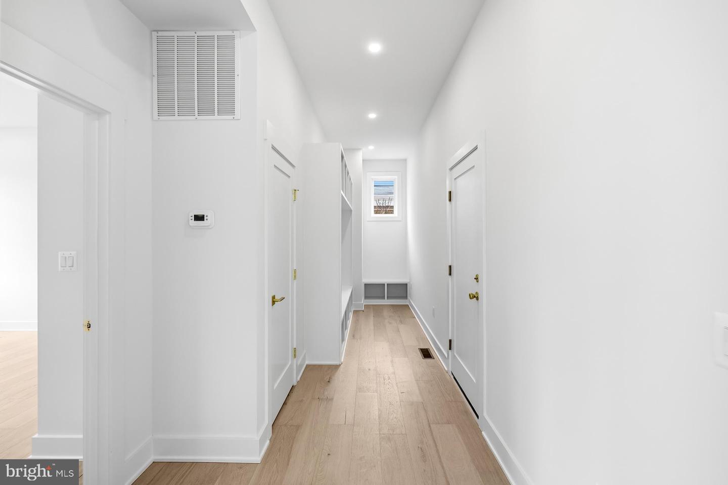 719 MEADOW LN SW, VIENNA, Virginia 22180, 6 Bedrooms Bedrooms, ,6 BathroomsBathrooms,Residential,For sale,719 MEADOW LN SW,VAFX2280146 MLS # VAFX2280146