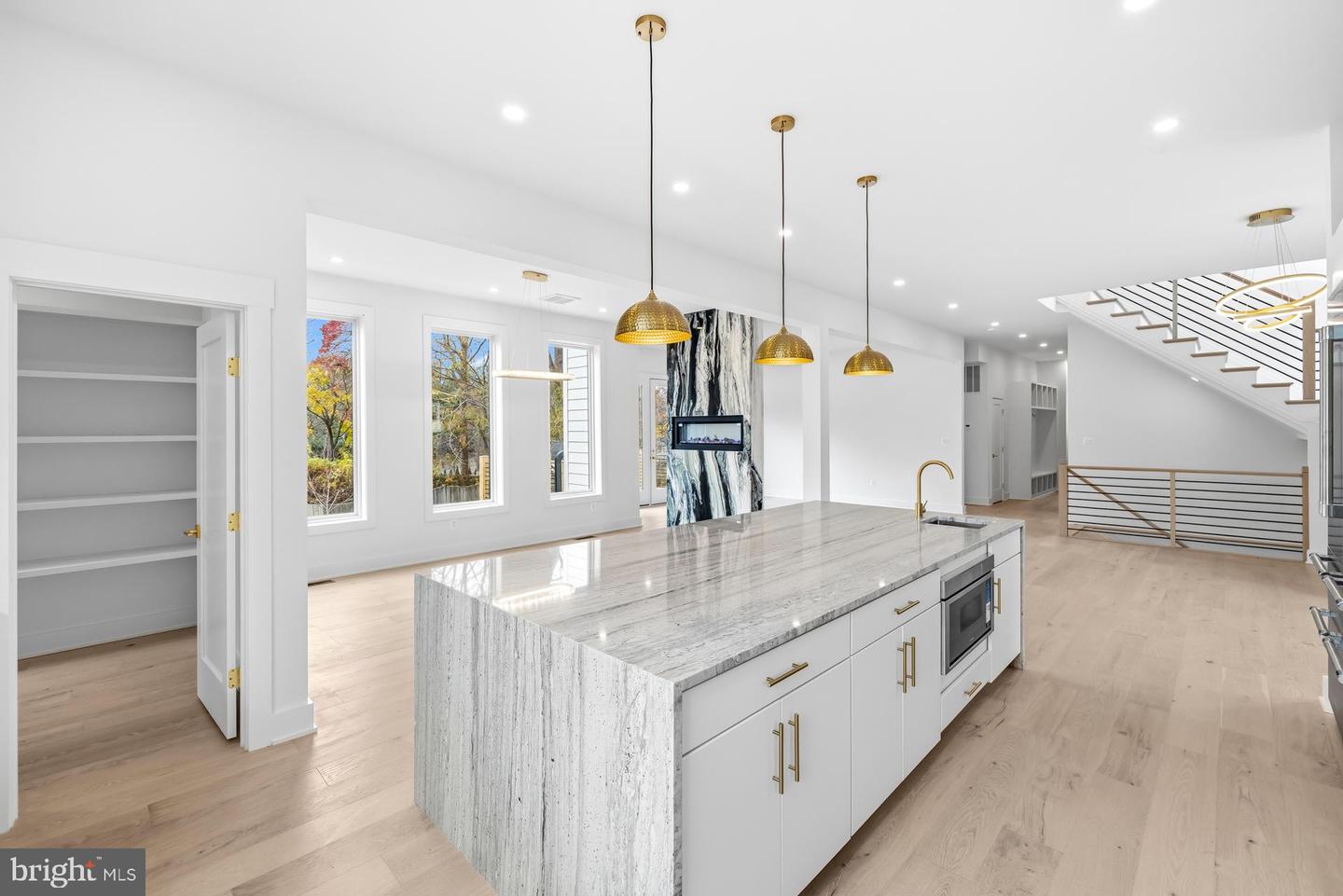 719 MEADOW LN SW, VIENNA, Virginia 22180, 6 Bedrooms Bedrooms, ,6 BathroomsBathrooms,Residential,For sale,719 MEADOW LN SW,VAFX2280146 MLS # VAFX2280146