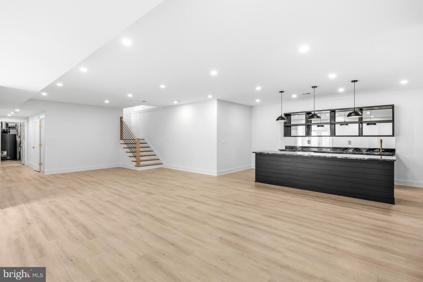 719 MEADOW LN SW, VIENNA, Virginia 22180, 6 Bedrooms Bedrooms, ,6 BathroomsBathrooms,Residential,For sale,719 MEADOW LN SW,VAFX2280146 MLS # VAFX2280146