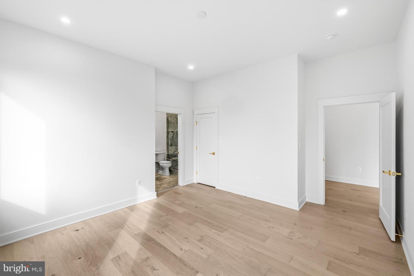 719 MEADOW LN SW, VIENNA, Virginia 22180, 6 Bedrooms Bedrooms, ,6 BathroomsBathrooms,Residential,For sale,719 MEADOW LN SW,VAFX2280146 MLS # VAFX2280146