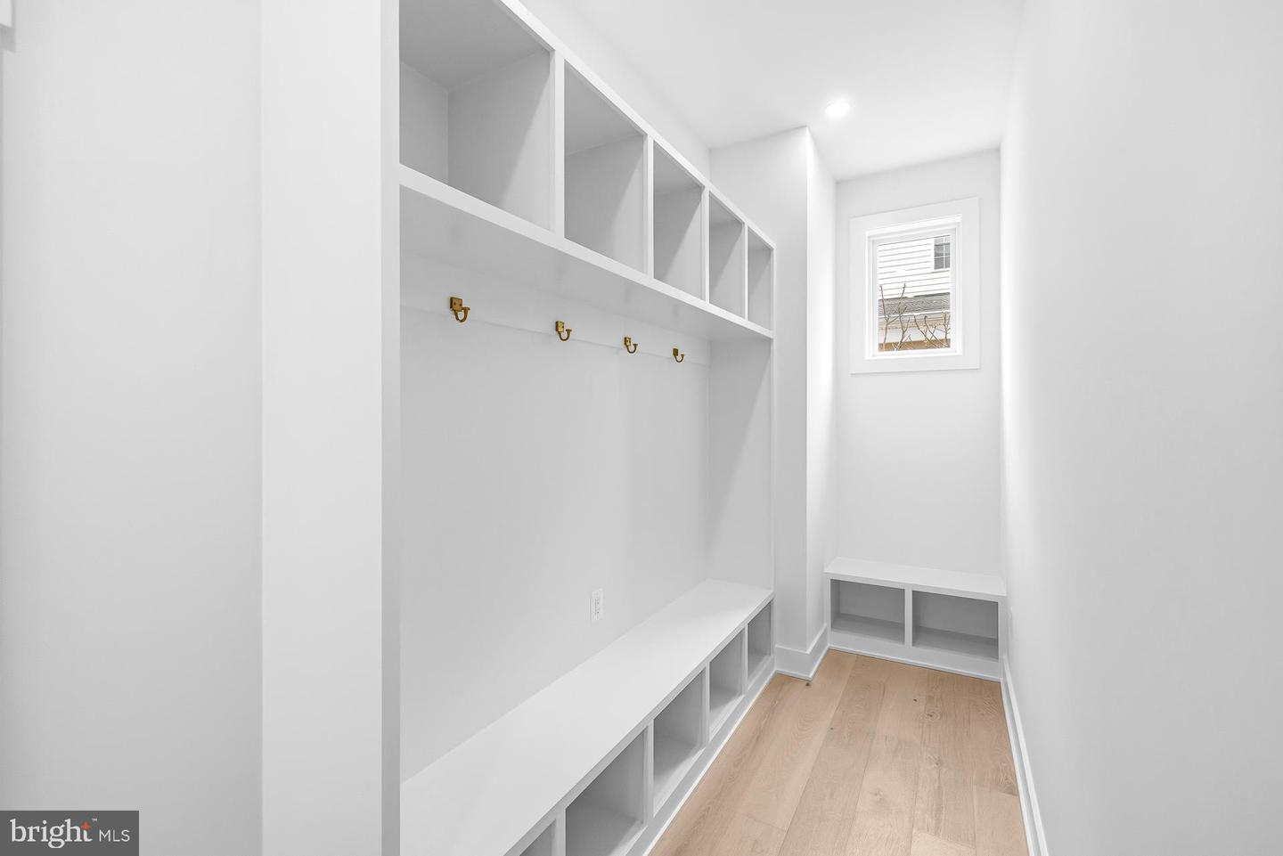 719 MEADOW LN SW, VIENNA, Virginia 22180, 6 Bedrooms Bedrooms, ,6 BathroomsBathrooms,Residential,For sale,719 MEADOW LN SW,VAFX2280146 MLS # VAFX2280146