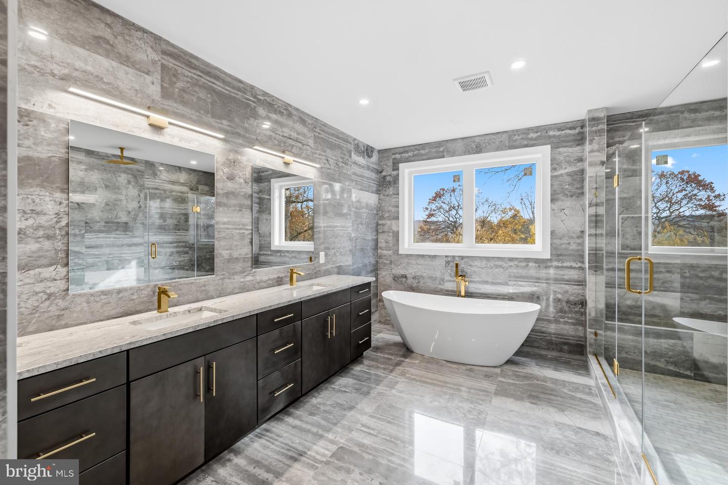 719 MEADOW LN SW, VIENNA, Virginia 22180, 6 Bedrooms Bedrooms, ,6 BathroomsBathrooms,Residential,For sale,719 MEADOW LN SW,VAFX2280146 MLS # VAFX2280146