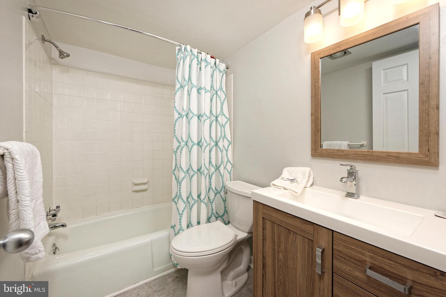 7640 TREMAYNE #202, MCLEAN, Virginia 22102, 2 Bedrooms Bedrooms, ,2 BathroomsBathrooms,Residential,For sale,7640 TREMAYNE #202,VAFX2277556 MLS # VAFX2277556