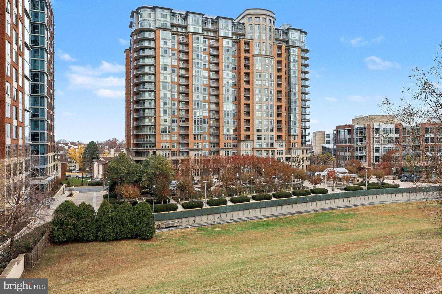 8220 CRESTWOOD HEIGHTS DR #807, MCLEAN, Virginia 22102, 2 Bedrooms Bedrooms, 6 Rooms Rooms,2 BathroomsBathrooms,Residential,For sale,8220 CRESTWOOD HEIGHTS DR #807,VAFX2278278 MLS # VAFX2278278