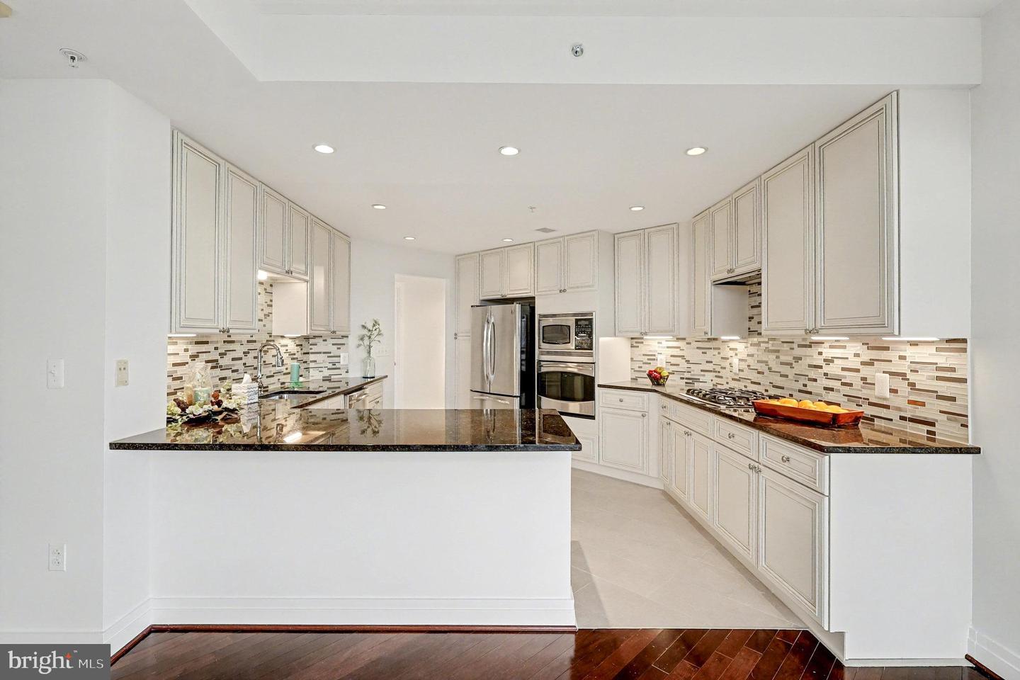 8220 CRESTWOOD HEIGHTS DR #807, MCLEAN, Virginia 22102, 2 Bedrooms Bedrooms, 6 Rooms Rooms,2 BathroomsBathrooms,Residential,For sale,8220 CRESTWOOD HEIGHTS DR #807,VAFX2278278 MLS # VAFX2278278