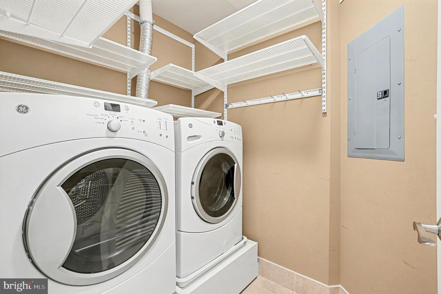 8220 CRESTWOOD HEIGHTS DR #807, MCLEAN, Virginia 22102, 2 Bedrooms Bedrooms, 6 Rooms Rooms,2 BathroomsBathrooms,Residential,For sale,8220 CRESTWOOD HEIGHTS DR #807,VAFX2278278 MLS # VAFX2278278