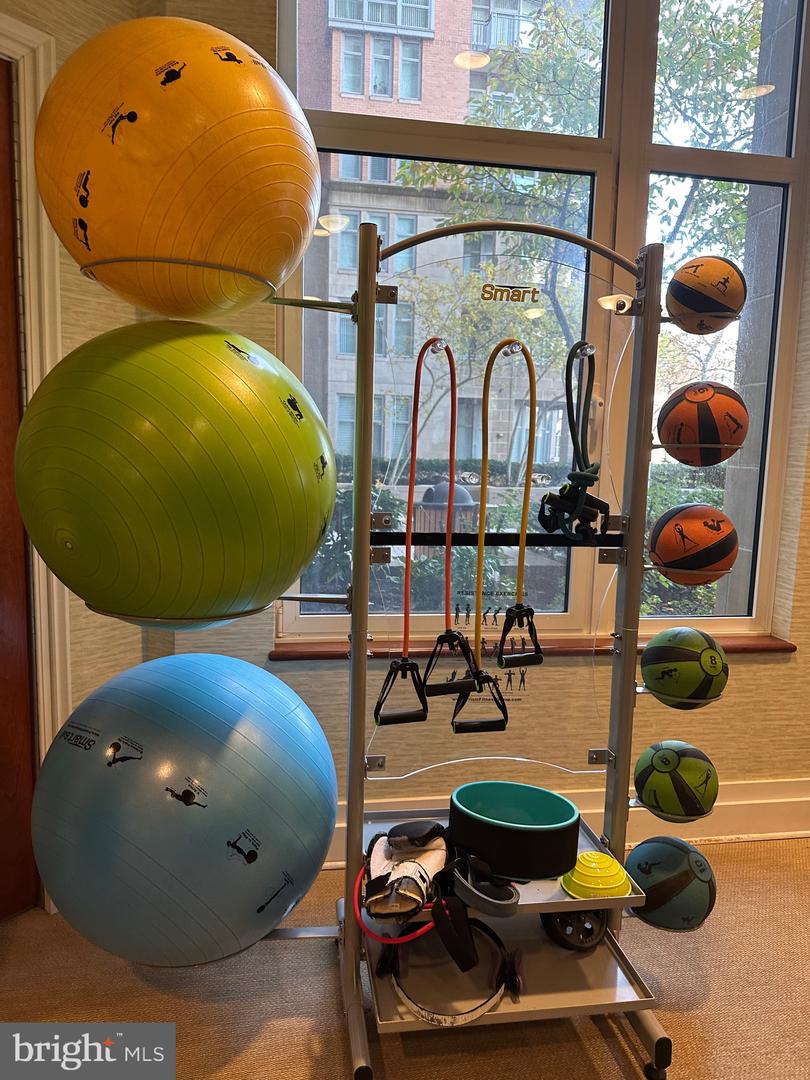 8220 CRESTWOOD HEIGHTS DR #807, MCLEAN, Virginia 22102, 2 Bedrooms Bedrooms, 6 Rooms Rooms,2 BathroomsBathrooms,Residential,For sale,8220 CRESTWOOD HEIGHTS DR #807,VAFX2278278 MLS # VAFX2278278