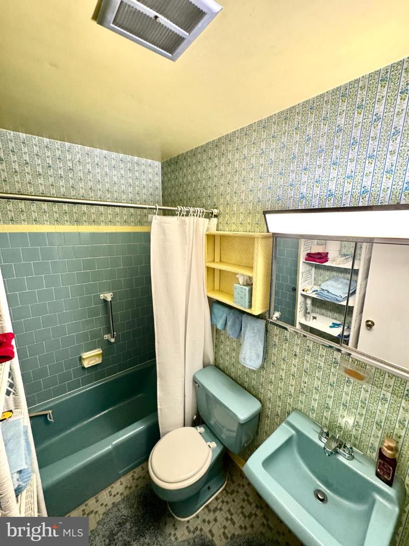 13711 PENWITH CT, CHANTILLY, Virginia 20151, 3 Bedrooms Bedrooms, 7 Rooms Rooms,2 BathroomsBathrooms,Residential,For sale,13711 PENWITH CT,VAFX2279022 MLS # VAFX2279022